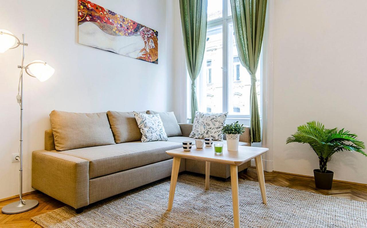 Cozy 2 Bedroom Apartment In Terez Boulevard. Будапешт Екстер'єр фото